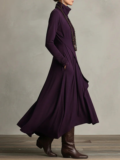 Georgia™ | Vestido maxi plisado asimétrico en color morado con cuello alto (collar no incluido)
