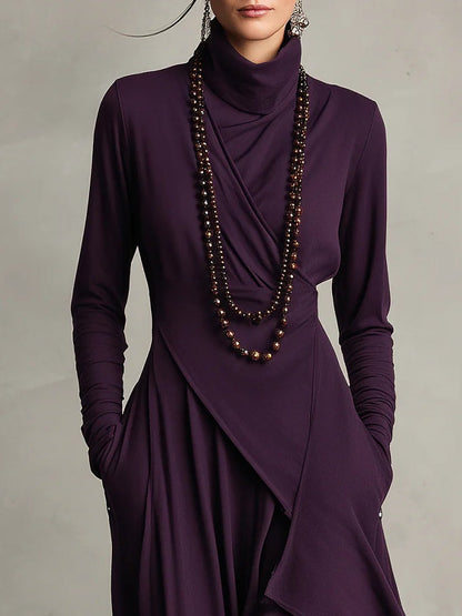 Georgia™ | Vestido maxi plisado asimétrico en color morado con cuello alto (collar no incluido)